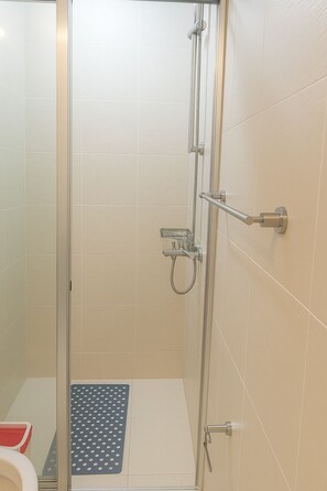 Regadera, secadora de cabello, bidet, toallas 