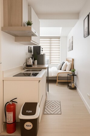 Een microgolfoven, een vaatwasser