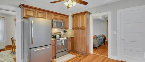 Kjøleskap, mikrobølgeovn, ovn og kokeplater