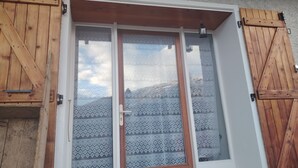 A wooden door with glass panels and a patterned window. - AU COCON SAVOIE☃️❄️ Cosy valley accommodation for the clever😃⛷️🏂🏻 (La Plagne Tarentaise)
