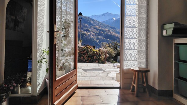 A room with a wooden door leading to a balcony with a mountain view. - AU COCON SAVOIE☃️❄️ Cosy valley accommodation for the clever😃⛷️🏂🏻 (La Plagne Tarentaise)