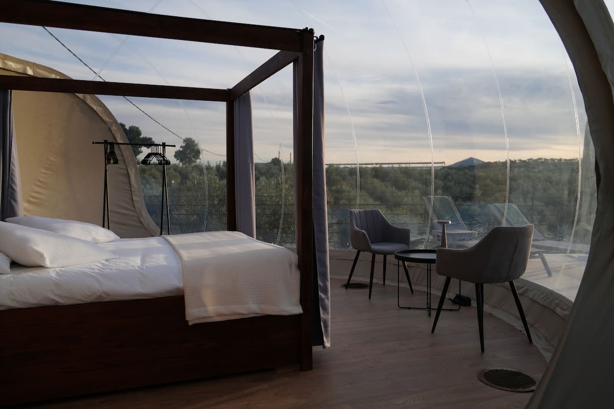 Premium bedding, down duvets, minibar, free WiFi