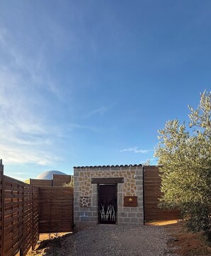 Vista frontal de la propiedad