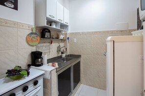 Coffee/tea maker, fridge, microwave, oven - Copacabana Beachside Retreat (Rio de Janeiro)