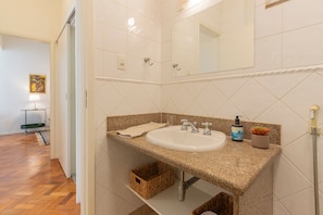 Bathroom - Spacious and comfortable on Copacabana Beach (Rio de Janeiro)