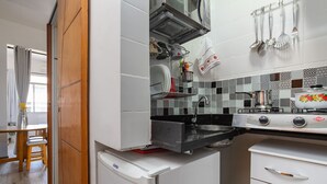 Mikroaaltouuni, keittoastiat/astiat/ruokailuvälineet