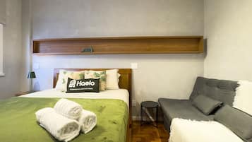 1 quarto, acesso à internet, roupa de cama