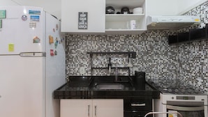 Wasserkocher mit Kaffee-/Teezubehör, Kühlschrank, Mikrowelle, Ofen