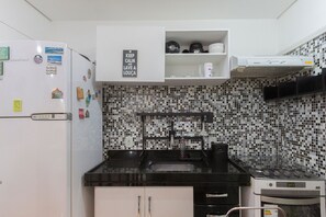Coffee/tea maker, fridge, microwave, oven - Modern in Copacabana, Close to the Beach (Rio de Janeiro)