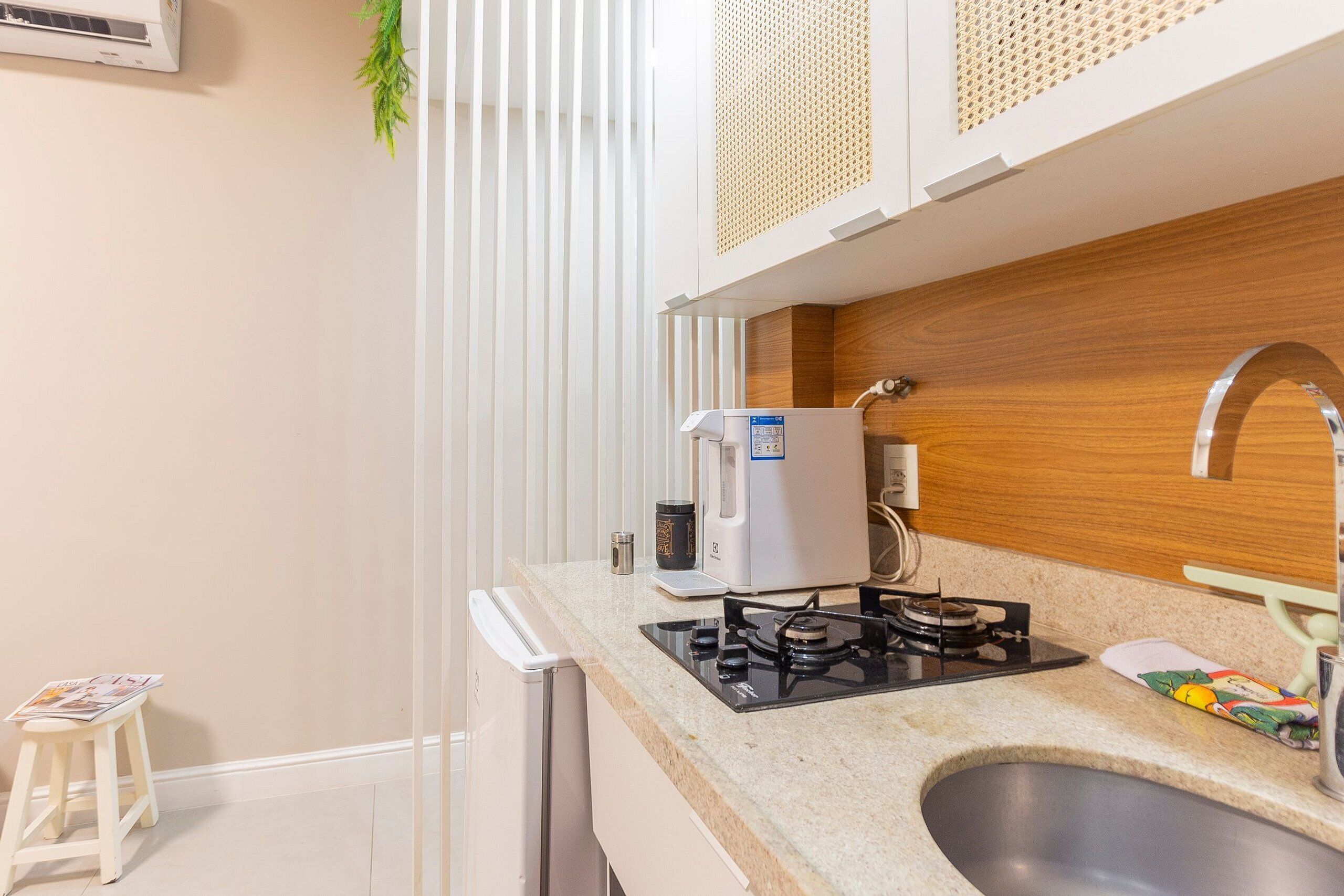 Wasserkocher mit Kaffee-/Teezubehör, Kühlschrank, Mikrowelle