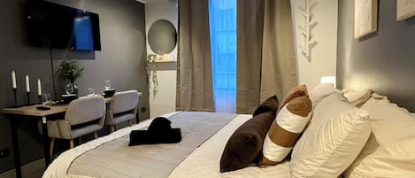 Verdunkelungsvorhänge, Bügeleisen/Bügelbrett, kostenloses WLAN