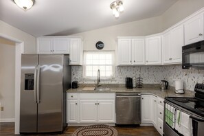 Paper towels - Beautifully furnished house located in sought after Rosedale community. (Rosedale)