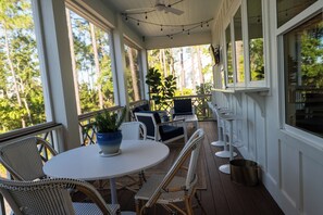 Outdoor dining - Luxury Getaway by the Bay (Fairhope)
