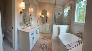Shower, hair dryer, towels, soap - Luxury Getaway by the Bay (Fairhope)