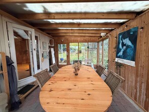 Outdoor dining - Coastal Family Retreat - 150M to the Beach (Gørlev)