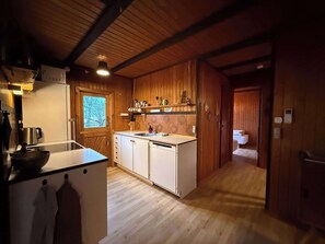 Fridge, stovetop, dishwasher, toaster - Coastal Family Retreat - 150M to the Beach (Gørlev)