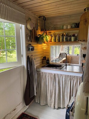 ثلاجة، موقد طهي مسطح، غسالة أطباق، محمصة خبز