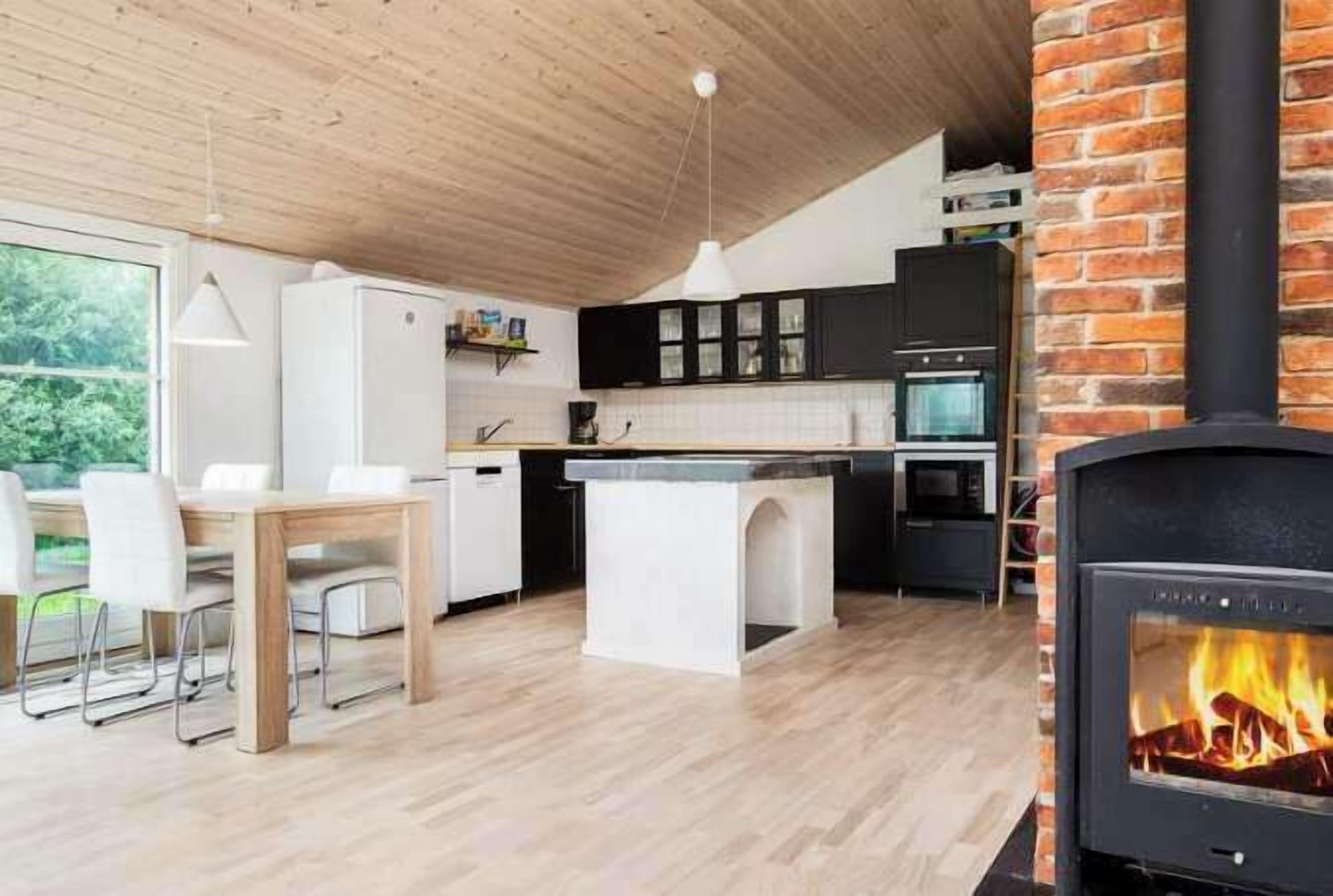 ثلاجة، موقد طهي مسطح، غسالة أطباق