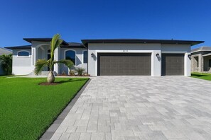 Exterior - Sleeps 6, full refund*, heated salt pool (Port Charlotte)