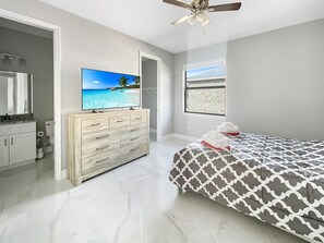 3 bedrooms, iron/ironing board, WiFi, bed sheets - Sleeps 6, full refund*, heated salt pool (Port Charlotte)