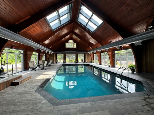 Greenspring Townhome- Shuttle, Pool, Hot Tub & Gym