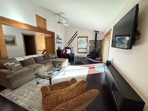 TV, fireplace, offices - Updated chalet- minutes to Mt Snow, Golf, Hot tub (Wilmington)