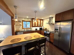Fridge, microwave, oven, stovetop - Updated chalet- minutes to Mt Snow, Golf, Hot tub (Wilmington)