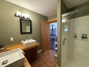 Een douche, een haardroger, handdoeken