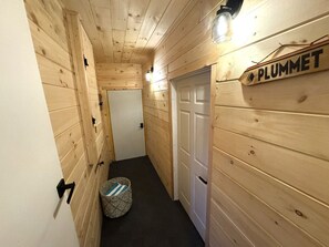 Interior - Updated chalet- minutes to Mt Snow, Golf, Hot tub (Wilmington)