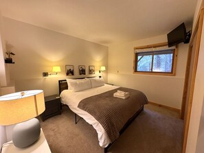 3 bedrooms, iron/ironing board, WiFi, bed sheets - Updated chalet- minutes to Mt Snow, Golf, Hot tub (Wilmington)