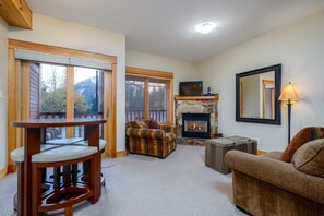 Living area - Views of Red Mountain, 7 minute walk to lifts! (Rossland)