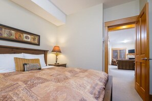 WiFi, bed sheets - Views of Red Mountain, 7 minute walk to lifts! (Rossland)