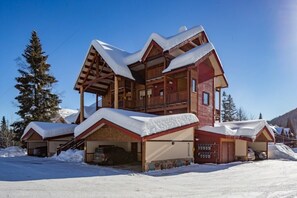 Exterior - Views of Red Mountain, 7 minute walk to lifts! (Rossland)