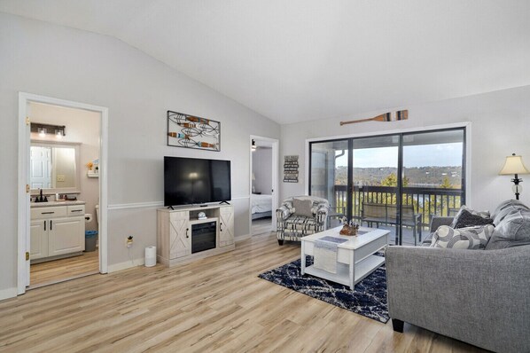 Living area - 2BR 2BA Sleeps 6. Lakeview (Kimberling City)