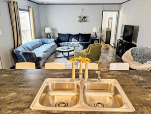 Smart TV, fireplace, books - At the Heart of Louisville 2 Bed/ 2 Bath House near Expo, SDF, Zoo, City, Derby (Louisville)