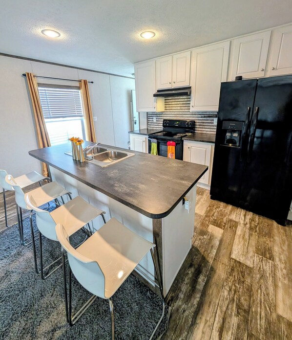 Fridge, microwave, oven, stovetop - At the Heart of Louisville 2 Bed/ 2 Bath House near Expo, SDF, Zoo, City, Derby (Louisville)