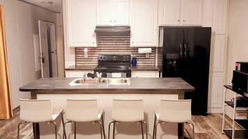 Frigorífico, microondas, horno y placa de cocina