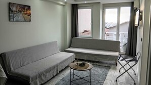 Deluxe Family Suite | 거실 공간 | 위성 채널 시청이 가능한 120인치 스마트 TV, 비디오 게임기, 넷플릭스