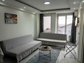 Deluxe Family Suite | Woonruimte | Een smart-tv, een videogameconsole, Netflix en Hulu