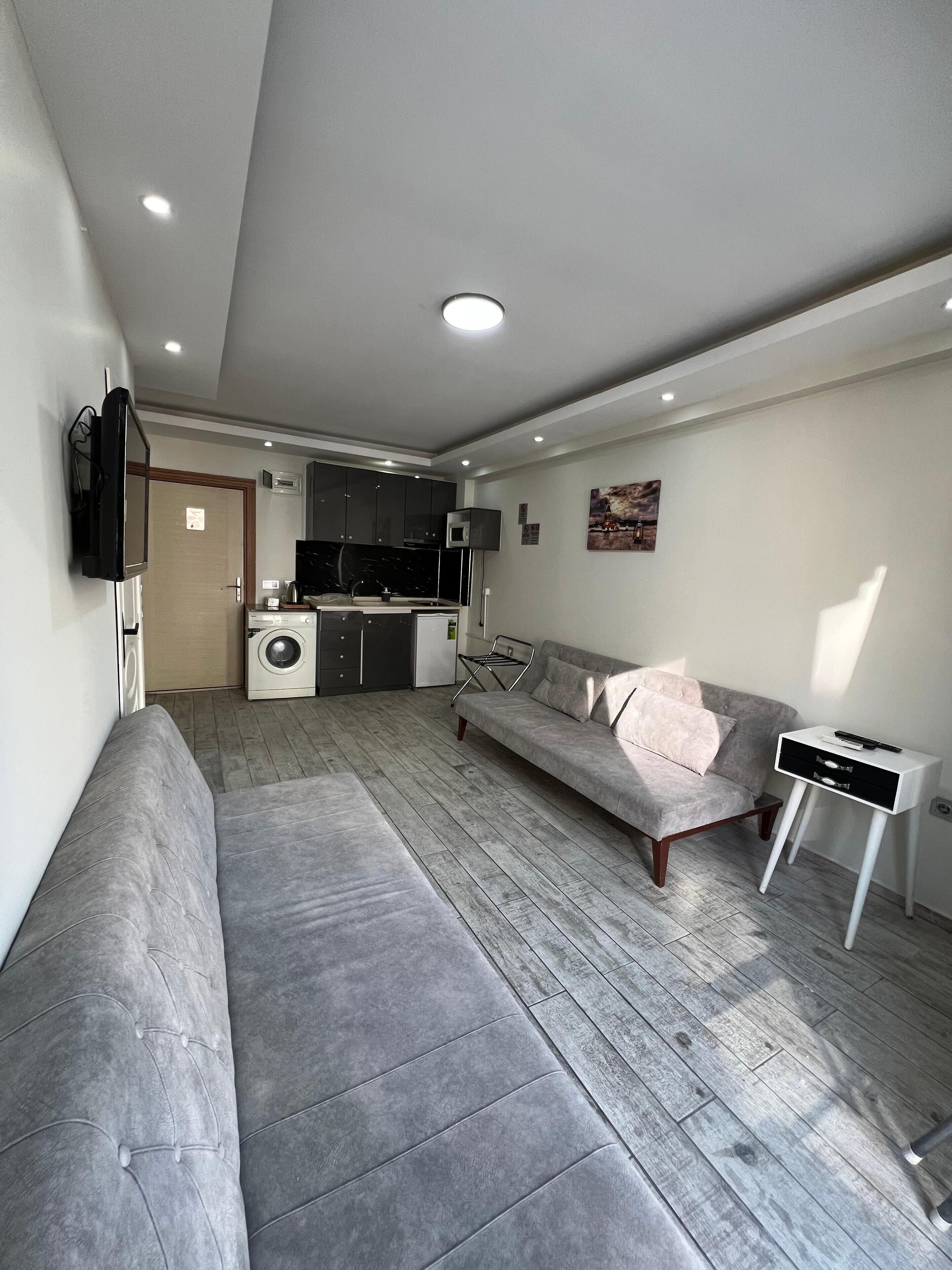 Full-size fridge, microwave, oven, stovetop