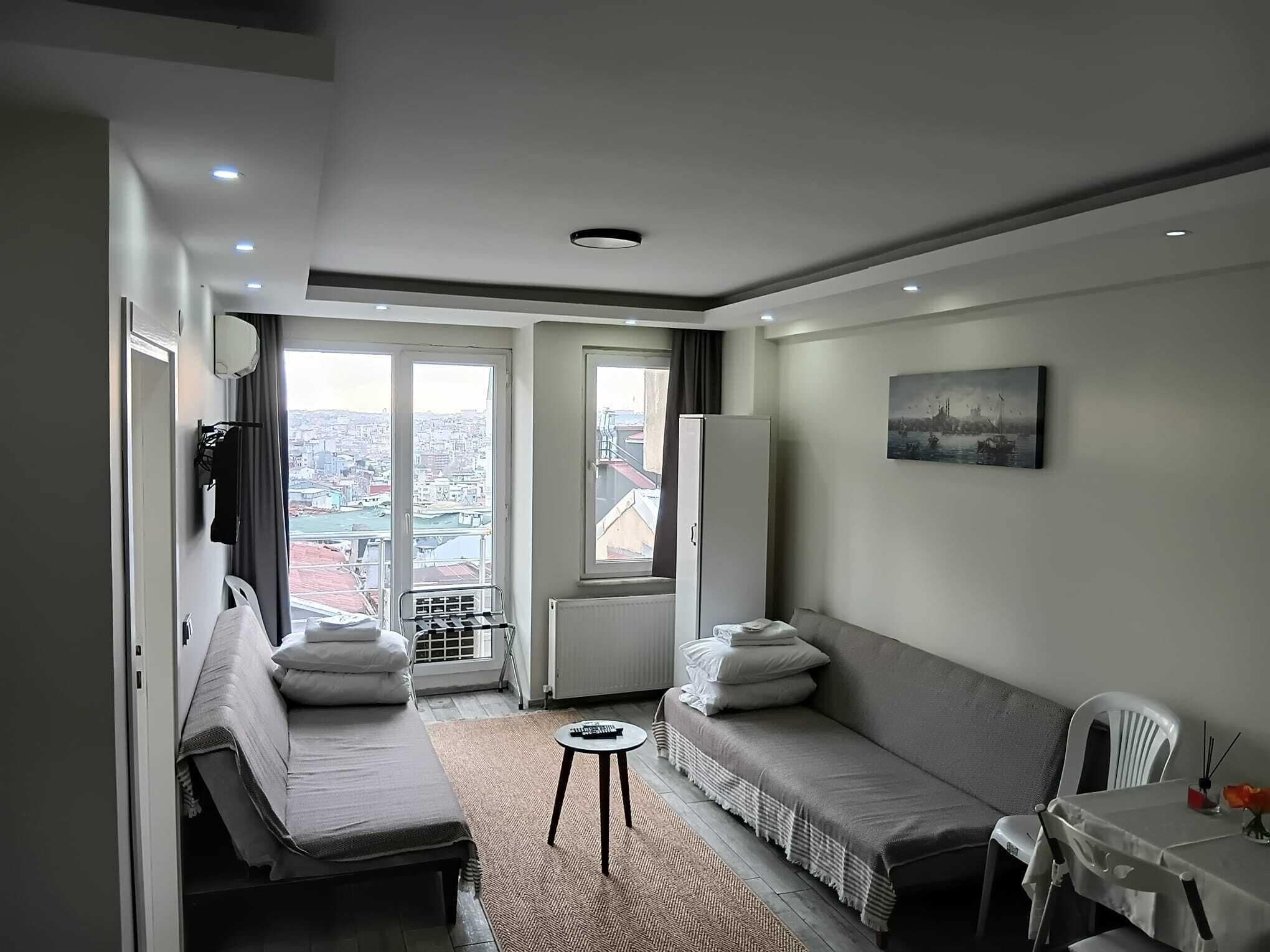 Deluxe Family Suite | Oppholdsområde | En 120-tommers smart-TV med Parabol-TV samt TV-spill og Netflix