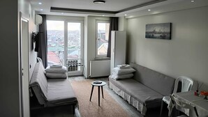 Deluxe Family Suite | 거실 공간 | 위성 채널 시청이 가능한 120인치 스마트 TV, 비디오 게임기, 넷플릭스