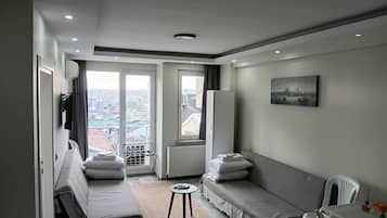 Deluxe Family Suite | Oppholdsområde | En 120-tommers smart-TV med Parabol-TV samt TV-spill og Netflix