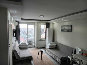 Deluxe Family Suite | Oppholdsområde | En 120-tommers smart-TV med Parabol-TV samt TV-spill og Netflix