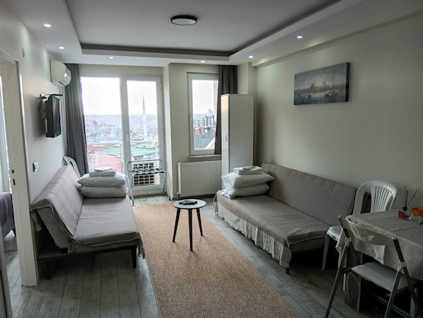 Deluxe Family Suite | Wohnbereich | 120-Zoll-Smart-TV mit Satellitenempfang, Videospielkonsole, Netflix