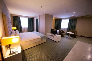 Habitación Deluxe con 2 camas individuales, vista a la ciudad | Caja de seguridad en la habitación y escritorio 