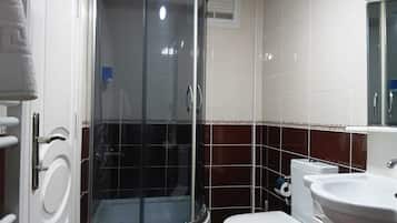 Standard Double or Twin Room with Balcony | Bad | Kombinert dusj/badekar, designertoalettartikler, hårføner og badekåper