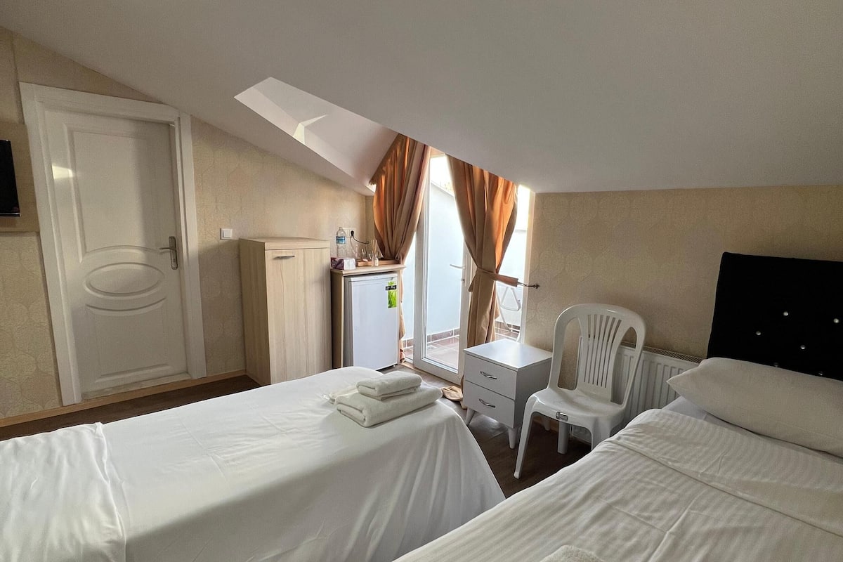 Habitación Deluxe con 2 camas individuales, vistas a la ciudad | Sábanas de algodón egipcio y ropa de cama de alta calidad