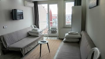 Deluxe Family Suite | Oppholdsområde | En 120-tommers smart-TV med Parabol-TV samt TV-spill og Netflix