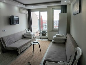 Deluxe Family Suite | Oppholdsområde | En 120-tommers smart-TV med Parabol-TV samt TV-spill og Netflix